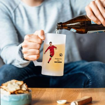 Personalisierbarer Bierkrug mit Fußballer und Gesicht